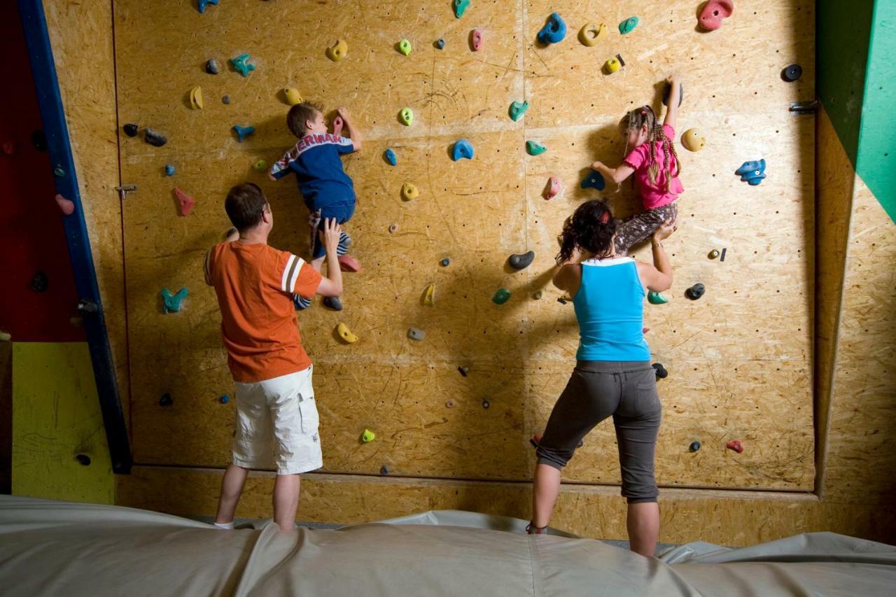 Campingplatz Mit Restaurant & Sportarena Leukerbad Ngoại thất bức ảnh